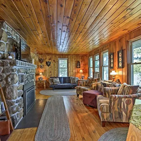 Cozy Lakefront Cabin With Indoor Gas Fireplace!